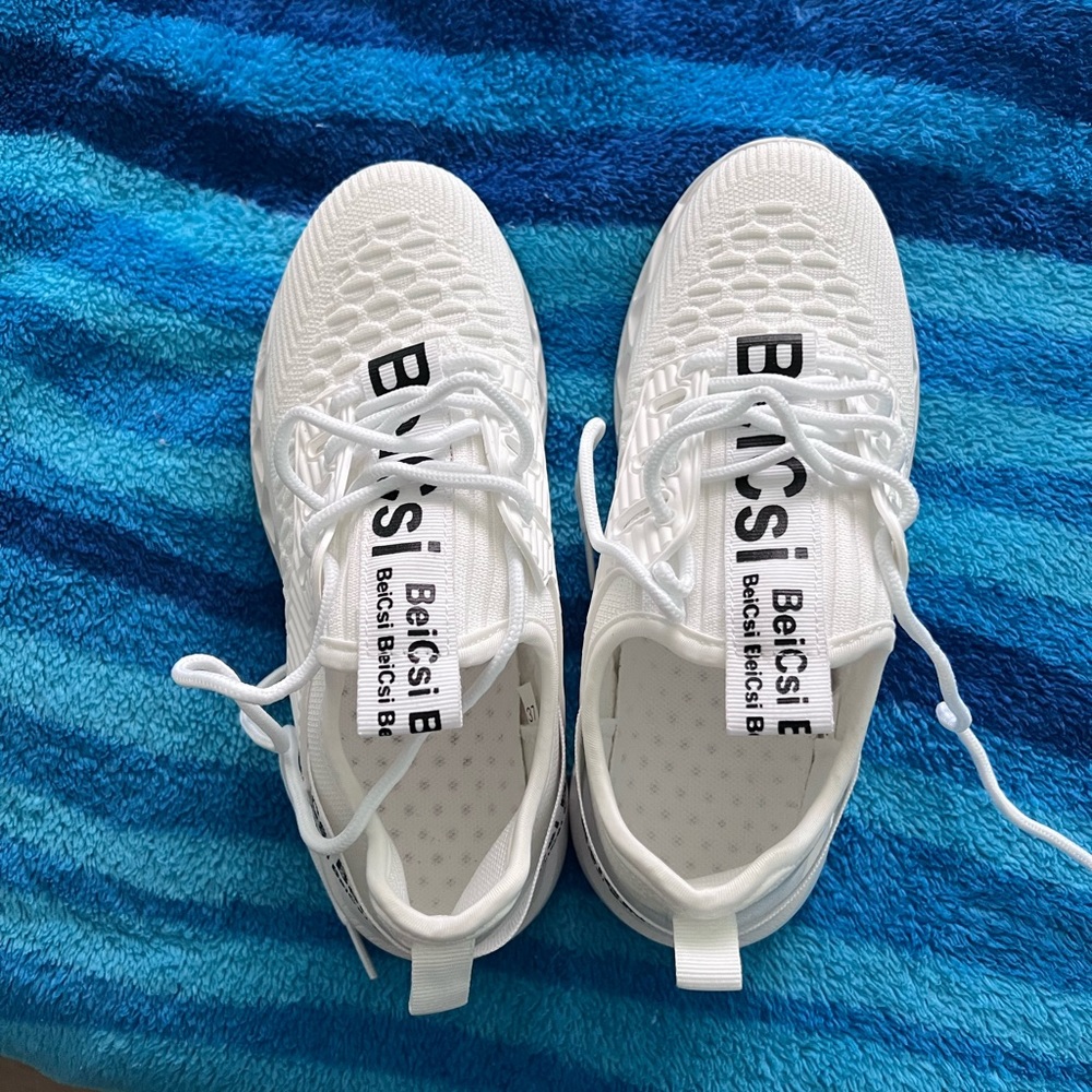 Brand new never worn comfort sneakers!